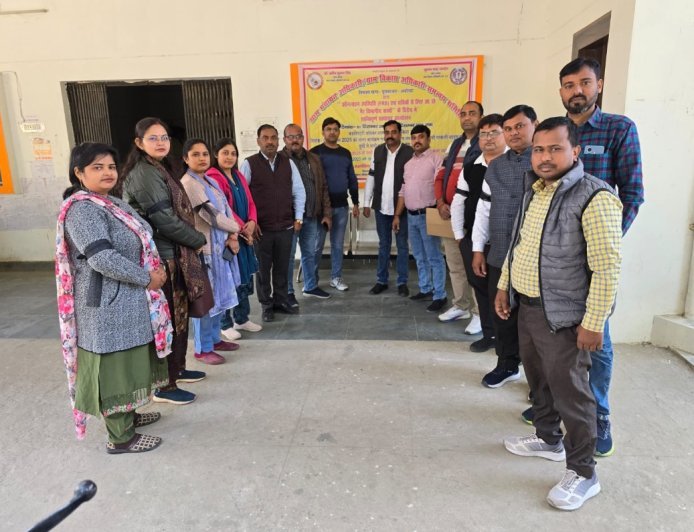 Ayodhya:  अपनी मांगों पर अड़े कर्मचारी, आंदोलन की तैयारी