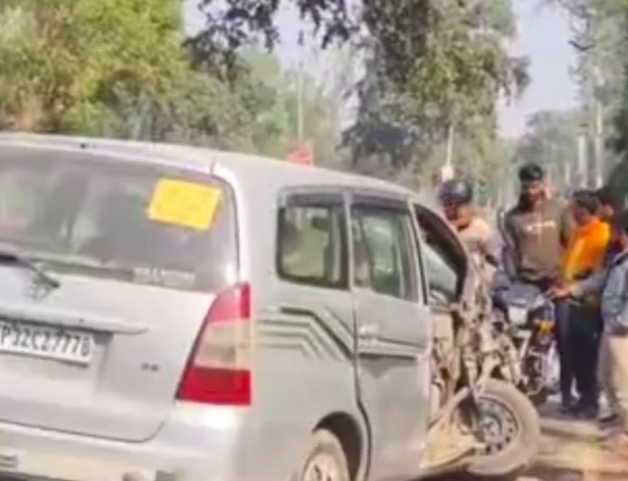 अयोध्या : कार-ट्रॉली की भीषण टक्कर, कार का अगला हिस्सा चकनाचूर, चालक सुरक्षित