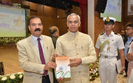 उत्तर प्रदेश स्थापना दिवस पर डॉ. त्रिपाठी ने रामचरितमानस शैली में लिखी पुस्तक गुजरात के राज्यपाल को भेंट की