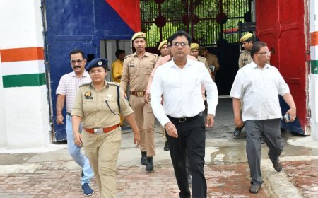 डीएम अंजनी कुमार सिंह और एसएसपी डॉ. ख्याति गर्ग ने जिला कारागार खीरी का किया निरीक्षण