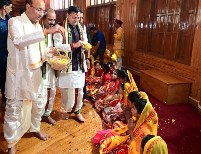 डोल आश्रम में मुख्यमंत्री ने किया 1100 कन्याओं का पूजन, माँ राजेश्वरी का अभिषेक
