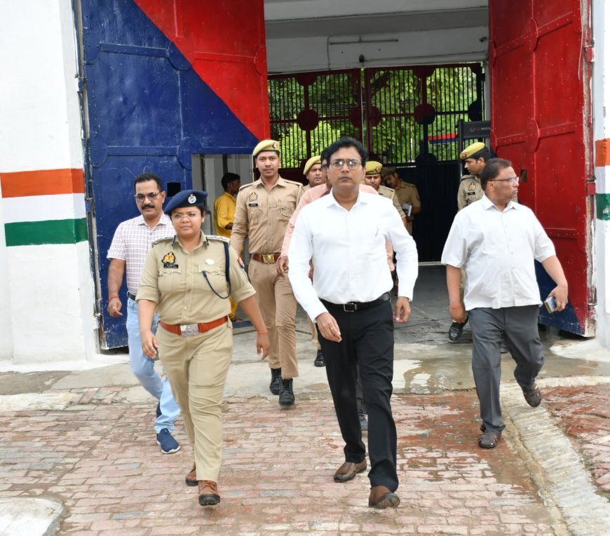 डीएम अंजनी कुमार सिंह और एसएसपी डॉ. ख्याति गर्ग ने जिला कारागार खीरी का किया निरीक्षण