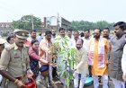 बलरामपुर : एक पेड़ माँ के नाम प्रभारी मंत्री सतीश शर्मा की उपस्थिति में बलरामपुर में हुआ भव्य वृक्षारोपण लिया हरित भविष्य का संकल्प।