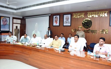 टॉपर्स को मेडल, शील्ड और नकद प्रोत्साहन