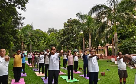 कानपुर: अंतरराष्ट्रीय योग दिवस पर ईपीएफओ अधिकारियों ने किया योग 