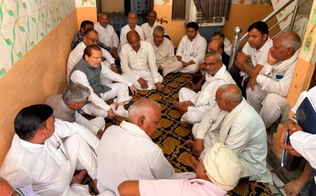 सोनीपत: लखनऊ अग्निकांड में जान गंवाने वाले महीपुर के युवा भविष्य शर्मा के परिजनों से मिले सहकारिता मंत्री डॉ. अरविंद शर्मा