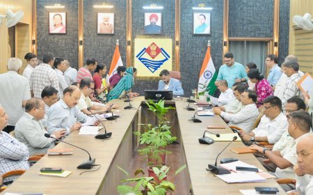 देहरादून : समाधान दिवस पर डीएम ने सुनी 171 फरियादियों की समस्याएं, अधिकांश मामलों को ऑन द स्पॉट निस्तारण