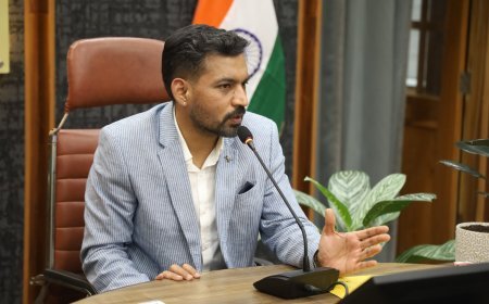 देहरादून : हर पात्र मतदाता का नाम सूची में सुनिश्चित करने के लिए जिला प्रशासन पूरी तरह सक्रियः डॉ0 आशीष चौहान