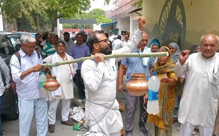 कांवड़ में गंदा पानी भर नगर निगम पहुंचे भाजपाई, बोले— दावों से नहीं, जमीन पर दिखे विकास