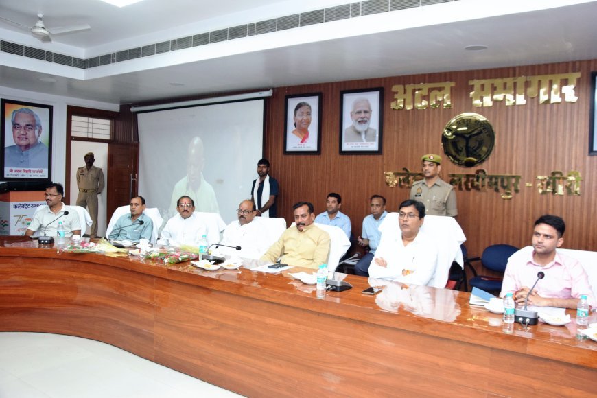 टॉपर्स को मेडल, शील्ड और नकद प्रोत्साहन