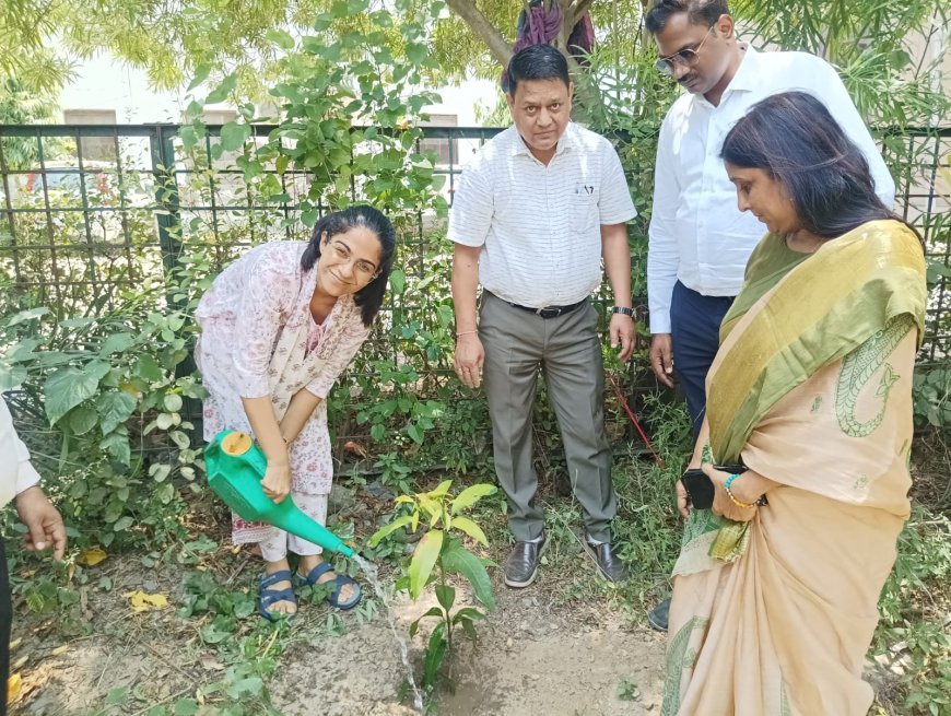 कानपुर: श्रमायुक्त कार्यालय में गूंजा “एक पेड़ मां के नाम” का नारा, रोपे गए 50 पौधे