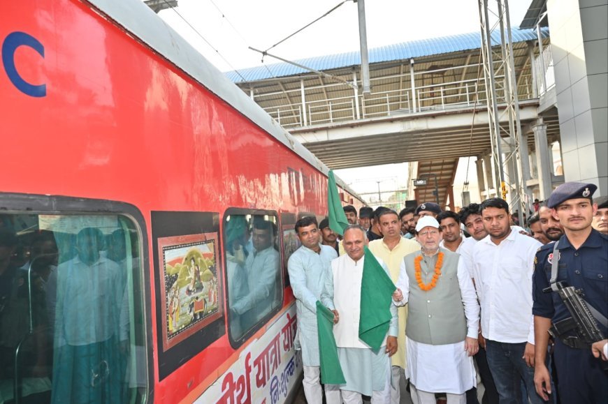 सोनीपत : सहकारिता मंत्री डॉ अरविंद शर्मा ने सोनीपत रेलवे स्टेशन पहुंचकर हरी झंडी दिखाकर ट्रेन को किया रवाना