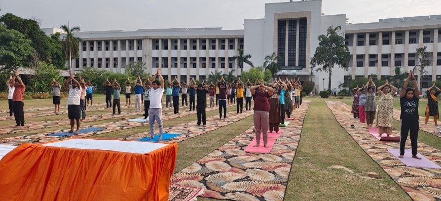 कानपुर: जी.एस.वी.एम. मेडिकल कॉलेज में अंतर्राष्ट्रीय योग दिवस उत्साहपूर्वक मनाया गया