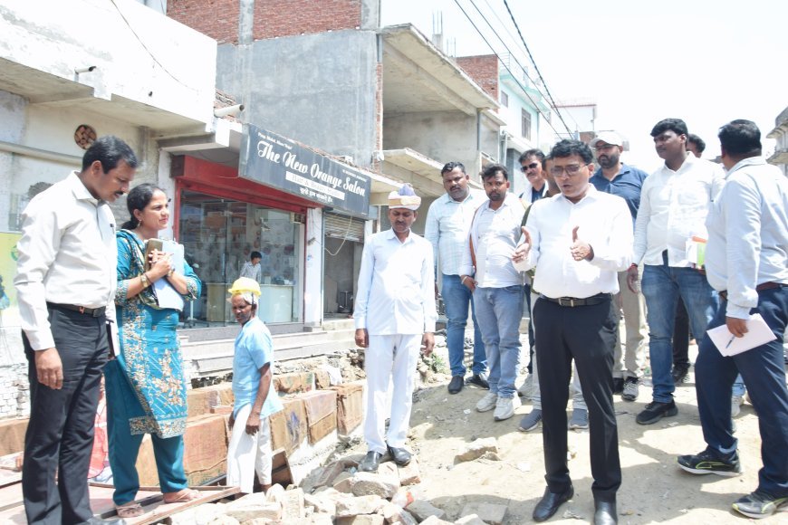 लखीमपुर खीरी: थरवरनगंज में निर्माणाधीन नाले का डीएम अंजनी कुमार सिंह ने किया निरीक्षण