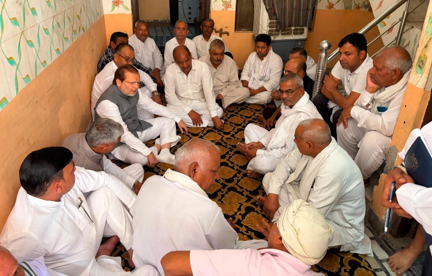 सोनीपत: लखनऊ अग्निकांड में जान गंवाने वाले महीपुर के युवा भविष्य शर्मा के परिजनों से मिले सहकारिता मंत्री डॉ. अरविंद शर्मा