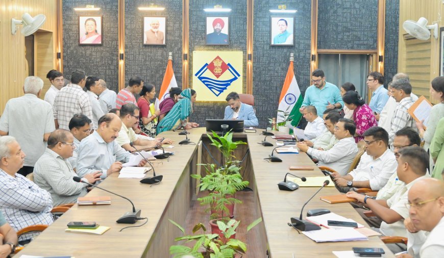 देहरादून : समाधान दिवस पर डीएम ने सुनी 171 फरियादियों की समस्याएं, अधिकांश मामलों को ऑन द स्पॉट निस्तारण