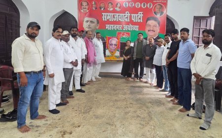 अयोध्या: सपा कार्यालय में मनाई गई स्व. मित्रसेन यादव की जयंती, नेताओं ने दी श्रद्धांजलि